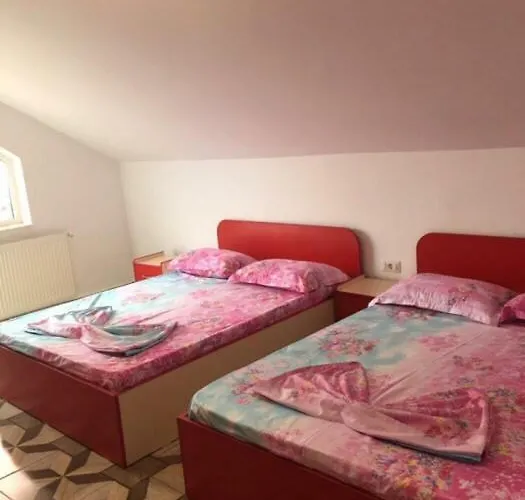 Lili Проживання в сім'ї Ефоріє-Норд